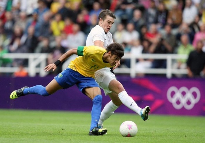 Bước vào trận đấu, Brazil tỏ ra vượt trội hơn hẳn so với Olympic New Zealand khi ngay ở phút thứ 3, Neymar đã đưa bóng vào lưới đối phương nhưng không được công nhận.